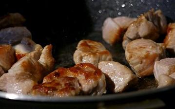Πόσο νόστιμο να τηγανίζετε το κρέας σε ένα τηγάνι: συμβουλές