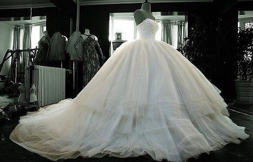 Πώς να επιλέξετε ένα όμορφο φόρεμα για το γάμο;