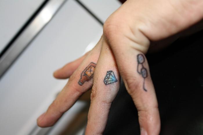 Μη τυπική διακόσμηση - δάχτυλα τατουάζ