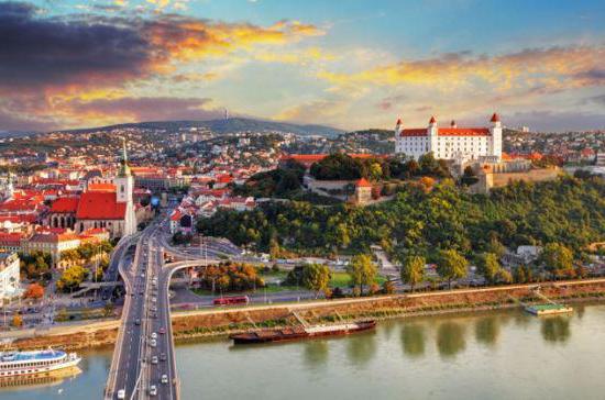 Πώς να φτάσετε από τη Βιέννη στη Μπρατισλάβα και πίσω: καλύτερα δρομολόγια και διαδρομές